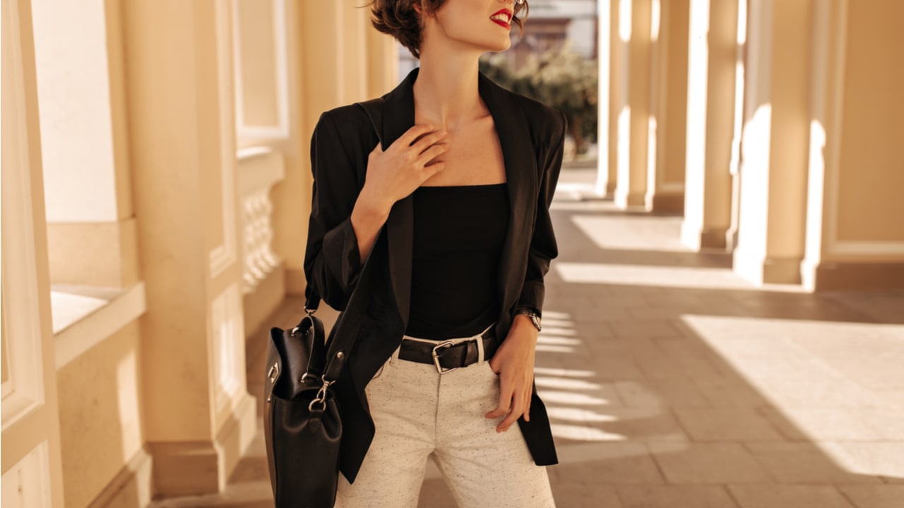 首・デコルテにシワができる原因、おすすめのケア方法を紹介