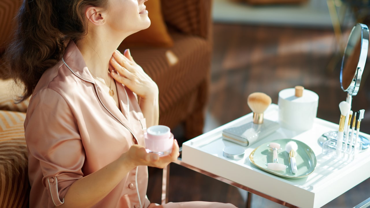 首・デコルテのシワをケアする方法はある?