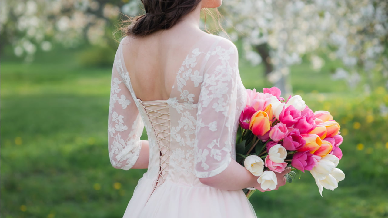 背中脱毛のメリットや種類、お手入れ方法を解説