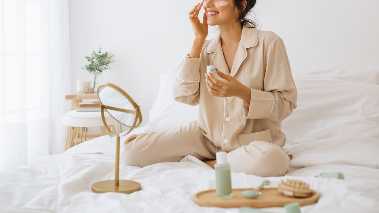 自宅でのピーリングの正しいやり方は？メリットや注意点を解説