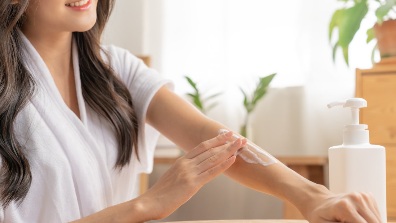 ピーリングとはどんなケア？意味や効果、やり方を解説