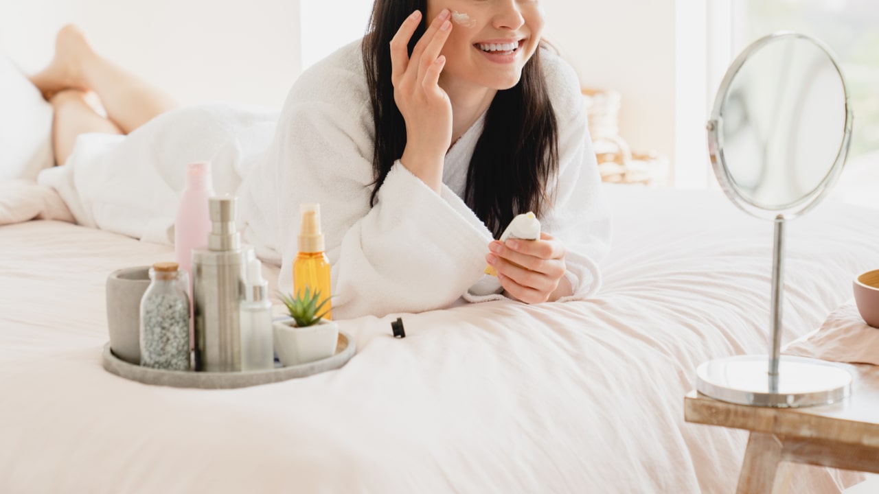 スキンケアクリームの選び方、保湿・美白ケアに役立つおすすめ商品を紹介